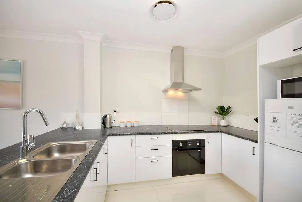 Beautiful 2 Bed Retreat 2 Min Walk To Tramline Apartment Gold Coast